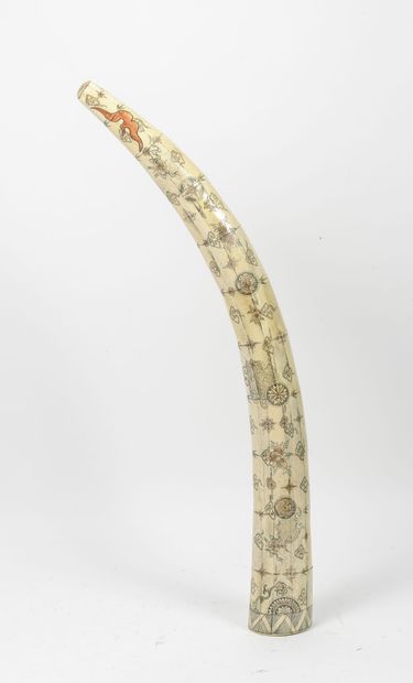 CHINE, XXème siècle
Large tusk made of bone...