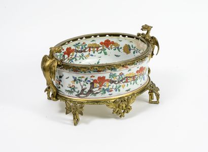 CHINE, XIXÈME SIÈCLE

Oval porcelain planter...