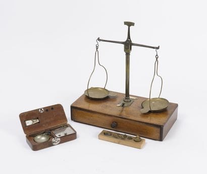 Balance d'officine à deux plateaux à caisson...