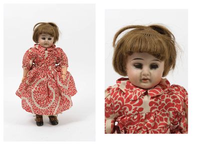 Poupée, la tête en porcelaine, yeux dormeurs...