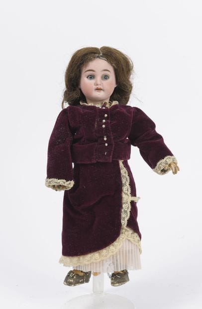 Poupée.

Tête mobile en porcelaine, yeux...