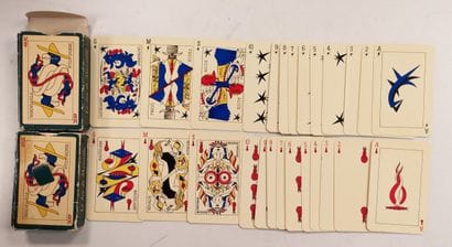 Quatre Jeux de cartes :

- un de Tarot divinatoire...