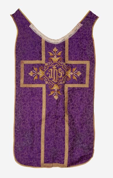 Vêtements liturgiques.
- Chasuble polychrome...