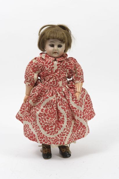 Poupée, la tête en porcelaine, yeux dormeurs...