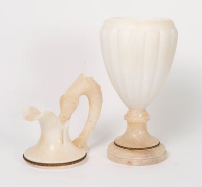 Deux pièces de forme en albâtre blanc, du...