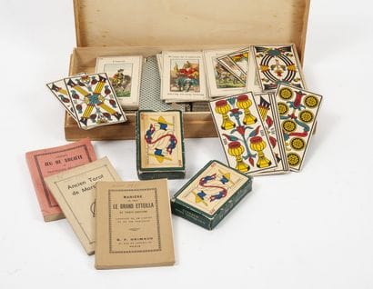 Quatre Jeux de cartes :

- un de Tarot divinatoire...