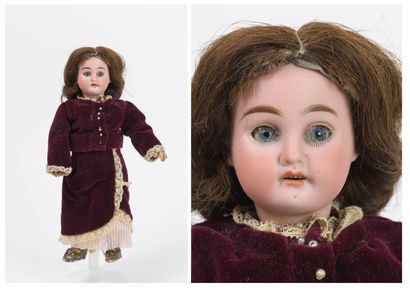 Poupée.

Tête mobile en porcelaine, yeux...