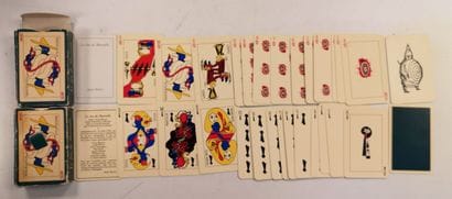 Quatre Jeux de cartes :

- un de Tarot divinatoire...