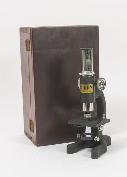 JEULIN Paris
Microscope dans son coffret....