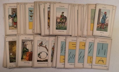Quatre Jeux de cartes :

- un de Tarot divinatoire...
