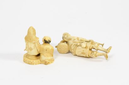 JAPON, Vers 1910-1920
Two ivory okimonos...
