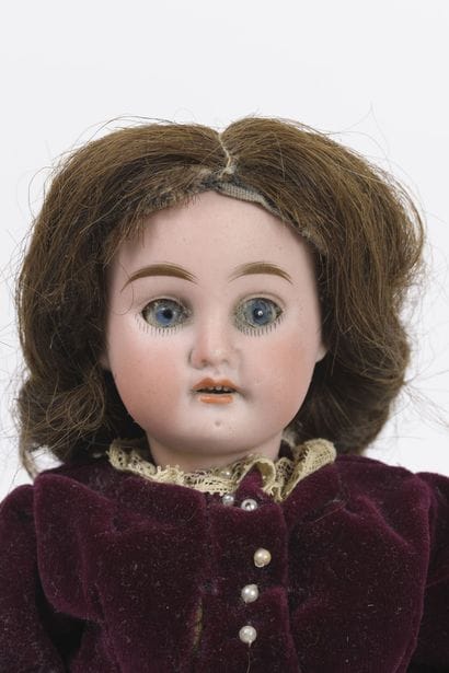 Poupée.

Tête mobile en porcelaine, yeux...