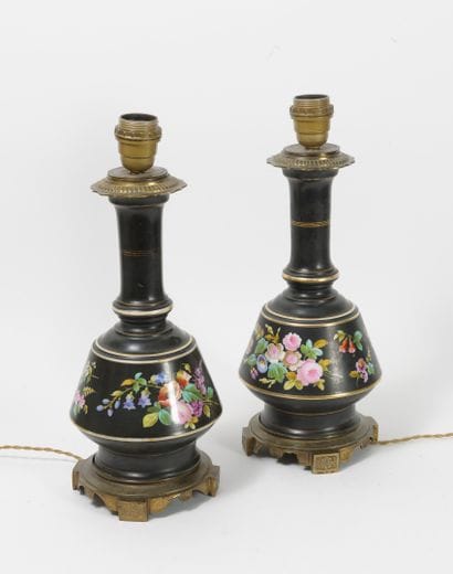 Paire de lampe à pétrole en porcelaine à...