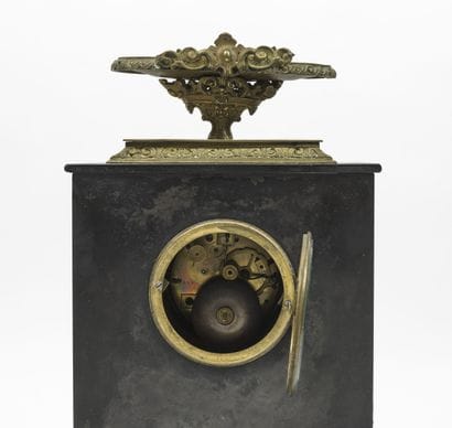 Pendule en marbre noir et bronze doré, à...