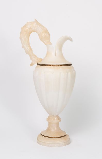 Deux pièces de forme en albâtre blanc, du...