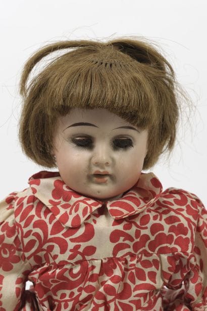 Poupée, la tête en porcelaine, yeux dormeurs...