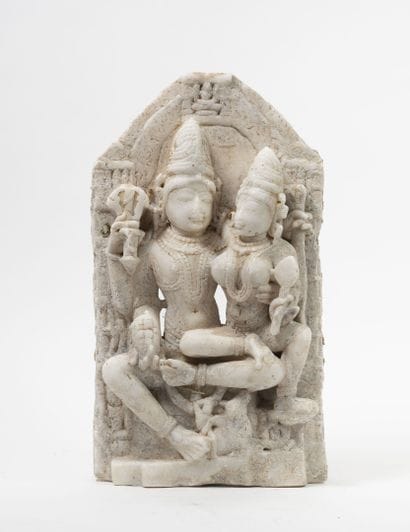 INDE
Two deities on a throne. 

Sculpture...