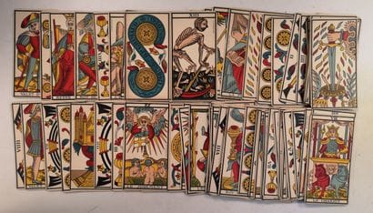 Quatre Jeux de cartes :

- un de Tarot divinatoire...