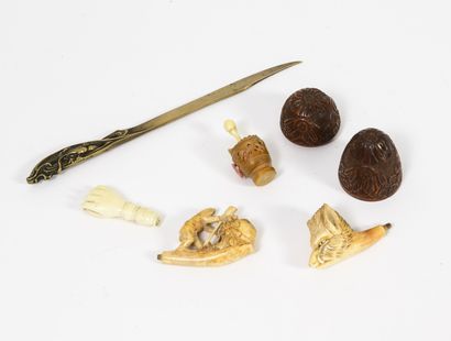 Lot : 

- Corozo nut rosary box in the shape...