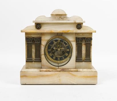 Importante pendule borne en onyx, surmontée...
