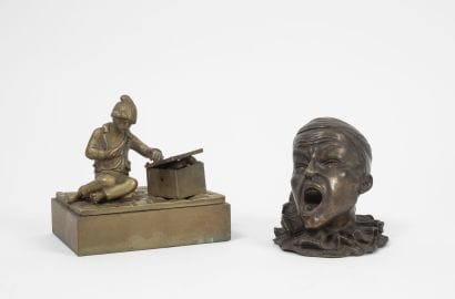 Deux encriers en bronze, l'un patiné :

-...