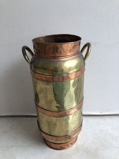 Large brass and copper milk jug.

H. 54 cm.

Accidents...