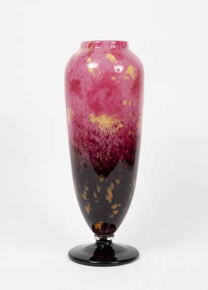 SCHNEIDER
Grand vase fuselé sur piedouche,...