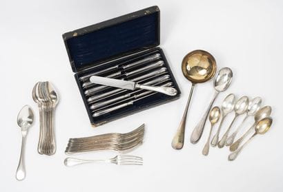 Lot de métal argenté : 
- Twelve small knives,...
