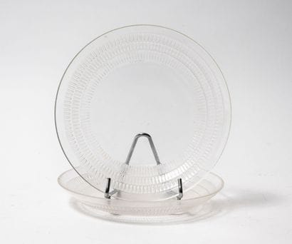 René LALIQUE
Two ice plates, Bourgueil model.

Signed.

Diameter...