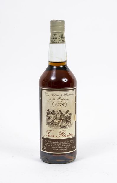 TROIS RIVIERES
Une bouteille, 1976.

Vieux...