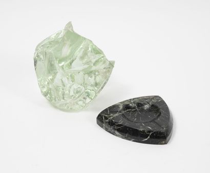 Cendrier

En marbre vert de mer.

3 x 17...