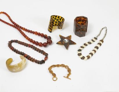 Lot of necklaces and cuff bracelets in horn...