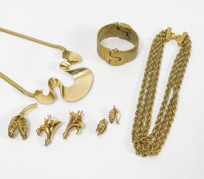 Lot of gilded metal jewelry including MONET...