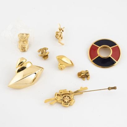 Lot of pins and brooches in gilded metal,...