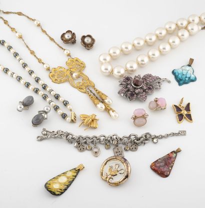 Small batch of costume jewelry, some signed...