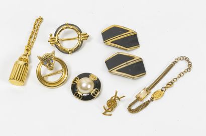 
Lot of fancy gilded metal including :



Three...
