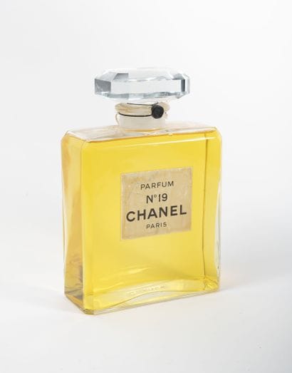 CHANEL
N°19. 

Dummy perfume bottle. 

26.5...