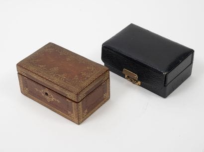 
Lot including :



- Small jewelry box,...