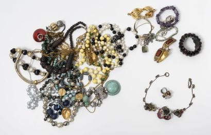 Lot of 18 fancy necklaces. 

ON JOINT : 

-...