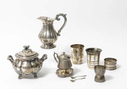 Lot en argent comprenant :

- A silver goblet...