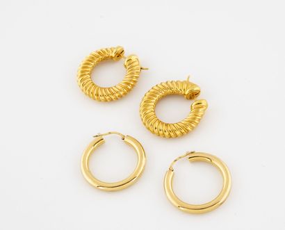 Pair of yellow gold (750) creoles. 

System...