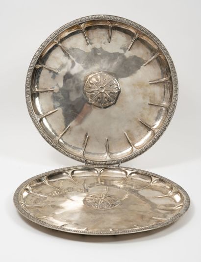 Pair of circular silver dishes (min. 800)...