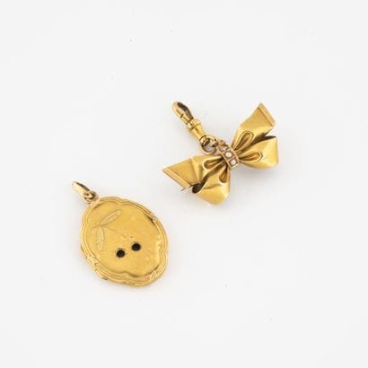 Yellow gold (750) pendant with cherry design....