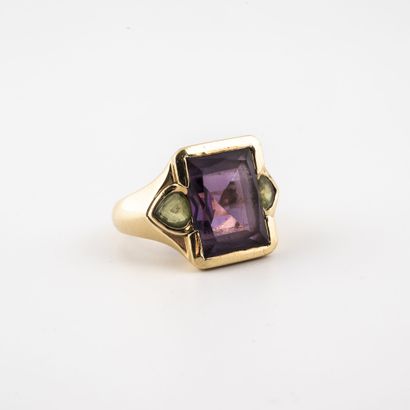 Bague en or jaune (750) ornée d'une améthyste...