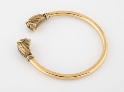Torque bracelet in yellow gold (750) with...