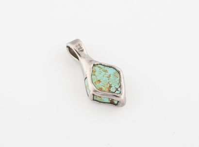 Pendentif turquoise brute en serti clos,...