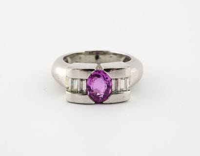 Bague jonc en métal centrée d'un saphir rose...