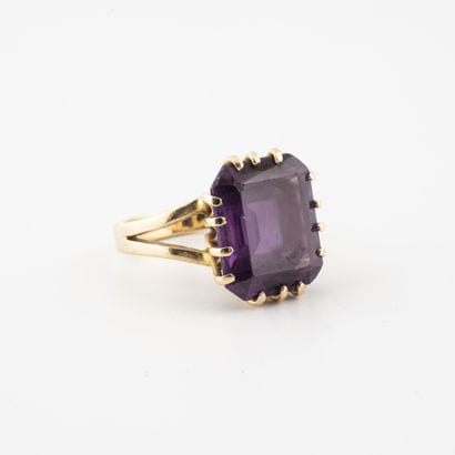 Bague en or jaune (750) ornée d'une pierre...