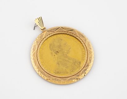 Pendentif en or jaune (750) à bordure facettée,...