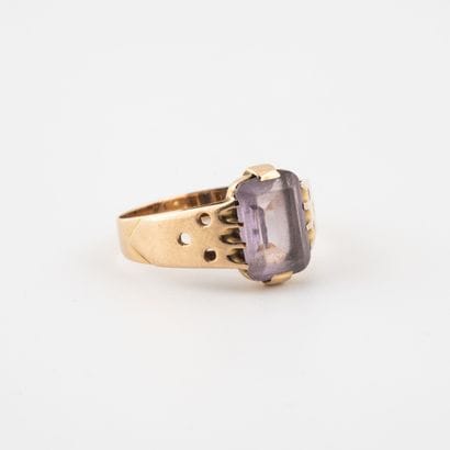 Bague en or jaune (750) ornée d'une pierre...